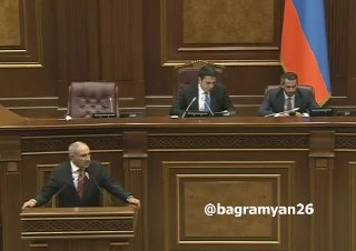Никол Пашинян выступает на пресс-конференции о выборах в Спитаке