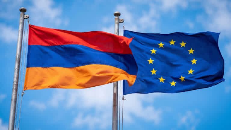 Флаг ЕС и Армении, символизирующий финансовую поддержку для Спитака