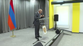 Никол Пашинян выступает на открытии школы имени Коджояна в Ереване