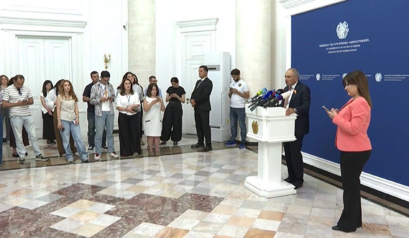 Премьер-министр Армении Никол Пашинян на брифинге для журналистов