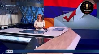 Скриншот программы «Время» с ведущей Валерией Кораблёвой, обсуждающей выборы в Армении