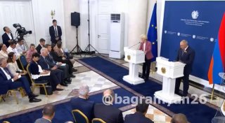 Урсула фон дер Ляйен и Никол Пашинян в Ереване во время визита главы Еврокомиссии