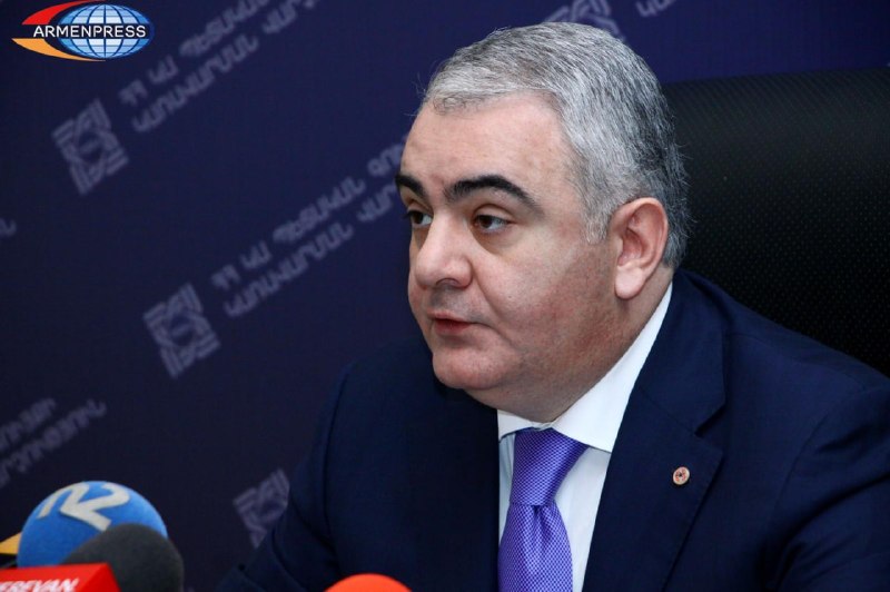 Сотрудники правоохранительных органов у здания в Спитаке в рамках расследования дела о взятках