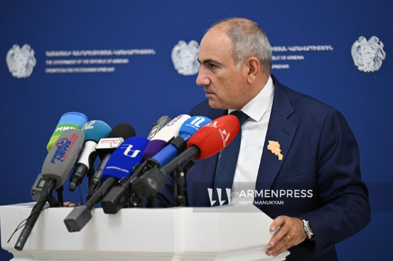 Премьер-министр Армении Никол Пашинян на брифинге в правительстве