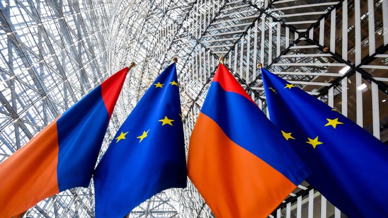 Флаг Евросоюза и Армении