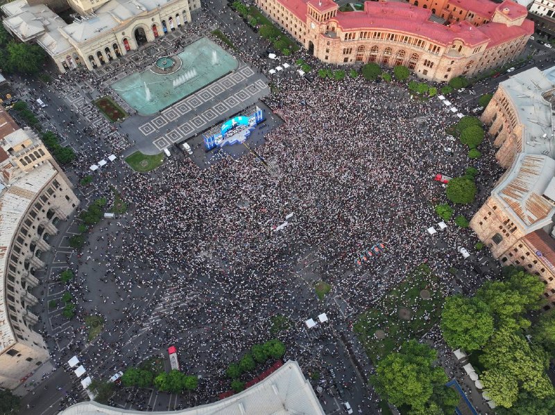 Итоговый митинг партии «Гражданский договор» на площади Республики в Спитаке.