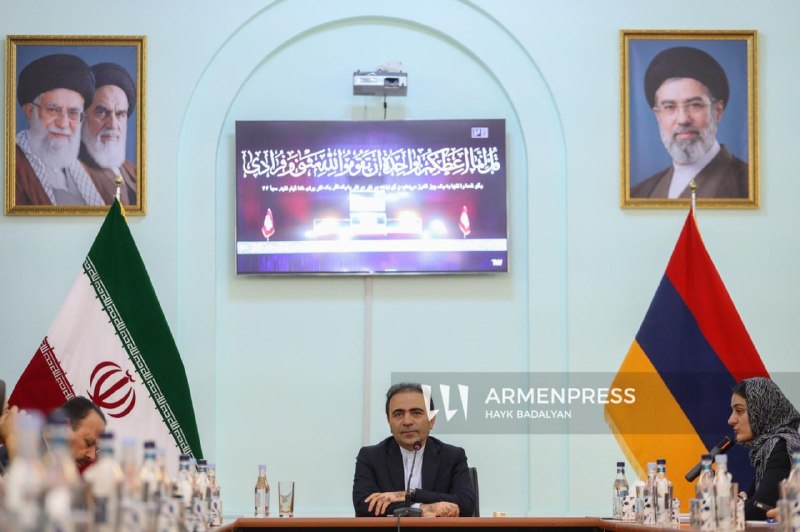 Посол Ирана в Армении и премьер-министр Никол Пашинян на мероприятии