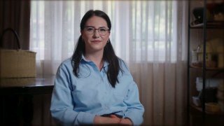 Жительница Спитака Роза Агаян с изделиями из переработанной бумаги бренда «Токун»