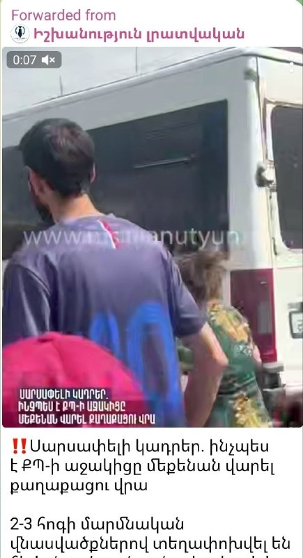Мужчина, пострадавший в результате конфликта с агитаторами в Спитаке, возле автомобиля.