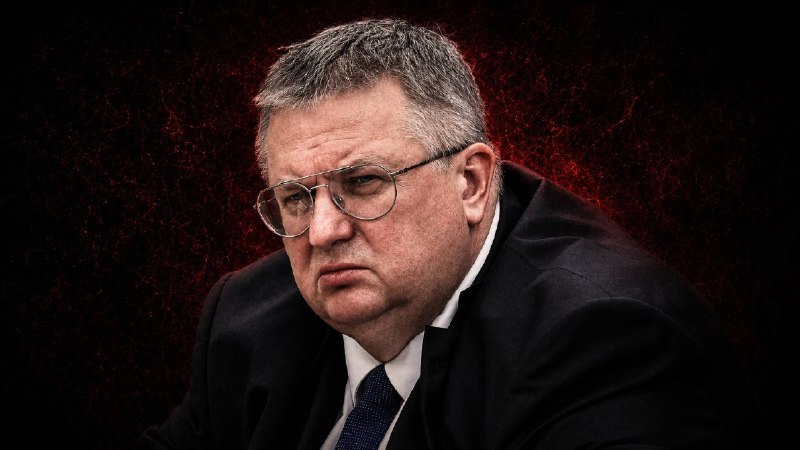 Вице-премьер РФ Алексей Оверчук на фоне флагов, обсуждает отношения с Арменией перед выборами в Спитаке