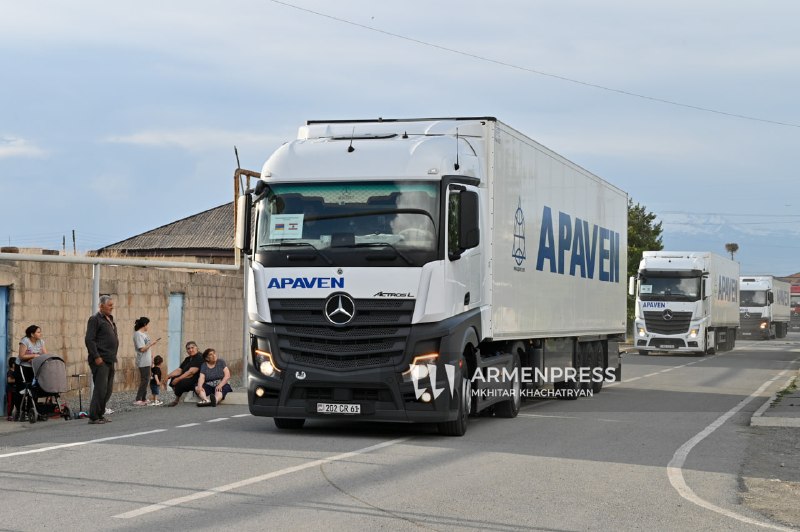 Грузовики с гуманитарной помощью на КПП Маргара, армяно-турецкая граница
