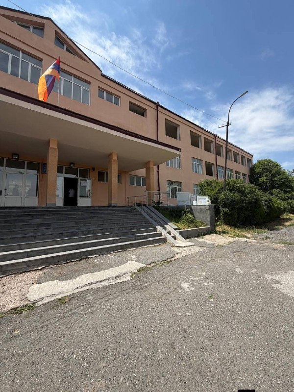 Саргис Багинян на стройплощадке школы в Арагацотнской области