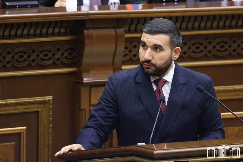 Здание ЦИК Армении в Ереване, флаг Армении на фоне