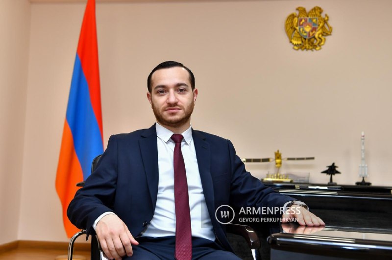 Никол Пашинян на брифинге 9 июля объявляет об отставке Мхитара Айрапетяна