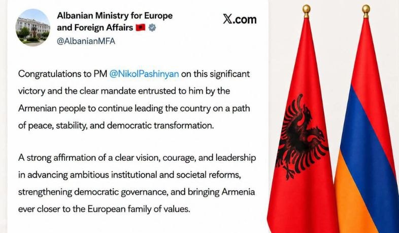 Флаг Армении и Албании на фоне здания правительства в Спитаке