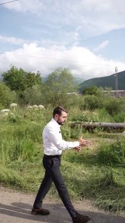 Губернатор Лори Арен Мкртчян на месте поисков девочки в реке Памбак в Ванадзоре