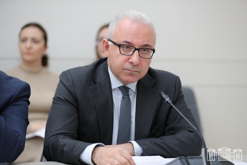 Заместитель министра иностранных дел Армении Мнацакан Сафарян отвечает на вопросы журналистов в парламенте