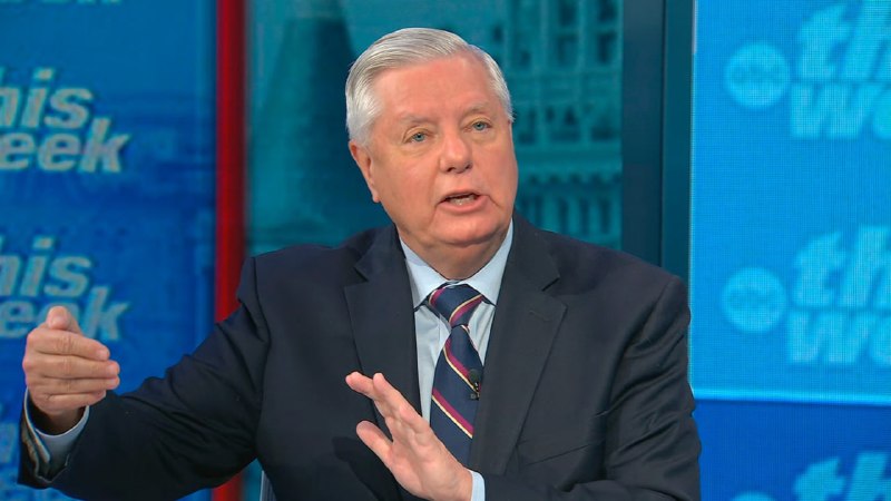 Сенатор США Линдси Грэм выступает с заявлением о санкциях против России