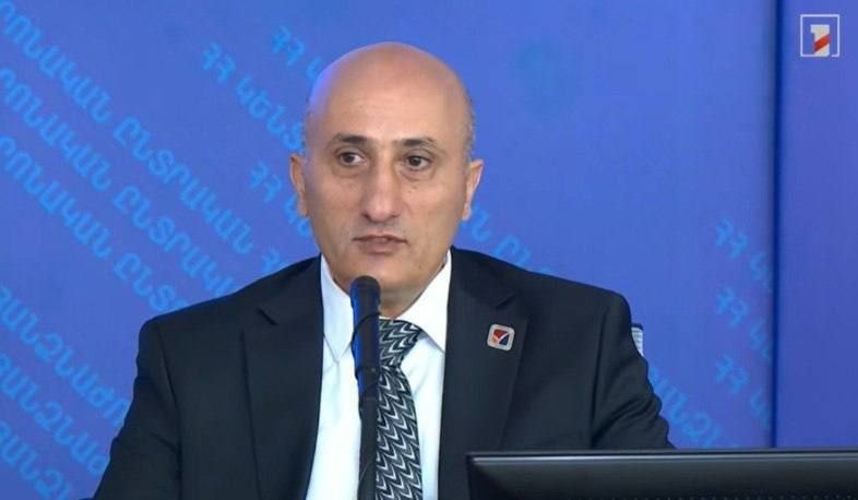 Председатель ЦИК Ваагн Овакимян выступает с заявлением о правилах голосования в Спитаке.