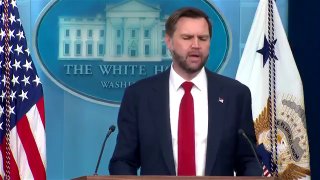 Джей Ди Вэнс выступает с трибуны, фон — флаги США и Израиля