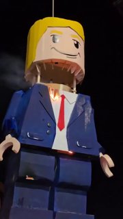 Сожжение чучела Трампа в стиле LEGO на траурном шествии в Мешхеде