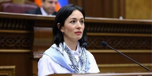 Министр Жанна Андреасян выступает на мероприятии в Спитаке