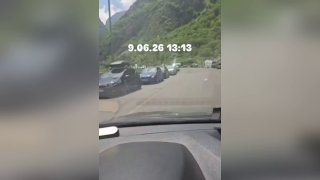 Автомобили на КПП Верхний Ларс, армяне возвращаются в РФ после выборов