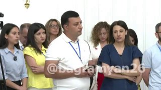 Премьер-министр Армении Никол Пашинян на брифинге в правительстве