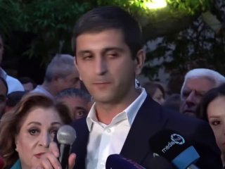Акция сторонников Додыча и Роба у здания ЦИК в Спитаке