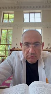 Никол Пашинян в читальном зале Национальной библиотеки, Спитак