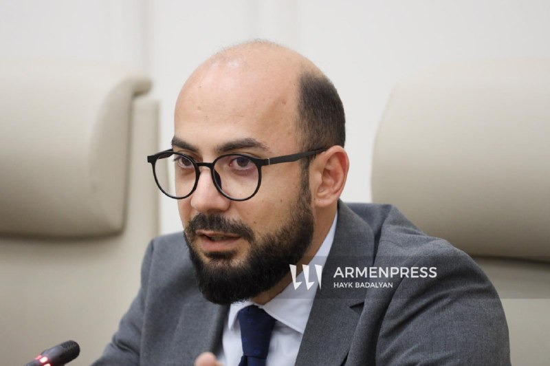 Артур Ованнисян на брифинге в парламенте Армении, комментирует выборы в Спитаке