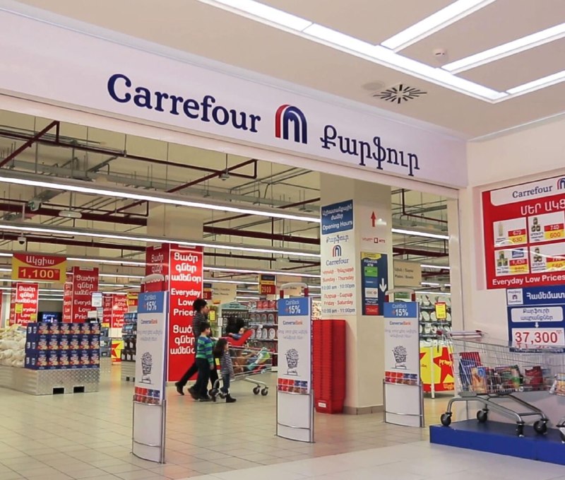 Сотрудники проверяют товары в Carrefour в Ереване