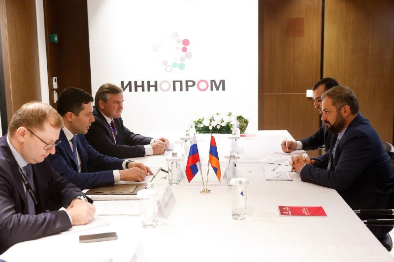 Геворг Папоян и Антон Алиханов на встрече в Москве