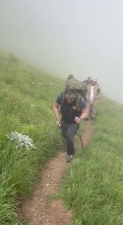 Никол Пашинян во время восхождения в горах Лорийской области