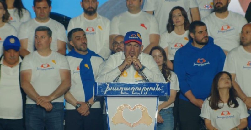 Никол Пашинян выступает перед избирателями в Спитаке, Лорийская область