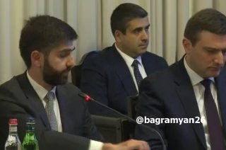 Премьер-министр Армении Никол Пашинян выступает, на фоне — цветы роз, Спитак