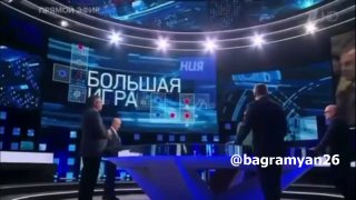 Александр Ионов, член СПЧ, на фоне телеэкрана с картой мира