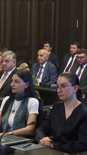 Никол Пашинян на фоне флага Армении