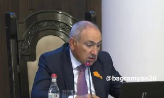 Абрикосы и бутылки вина на фоне гор Лори, Спитак
