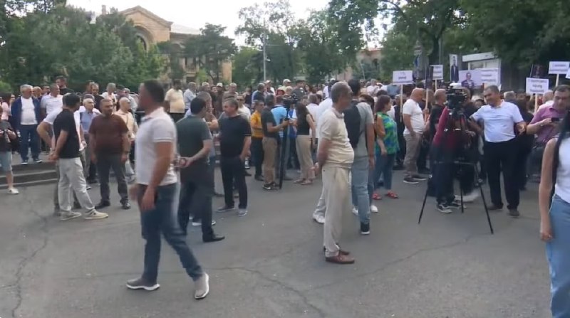 Митинг оппозиции перед зданием Конституционного суда в Ереване, несколько сотен участников
