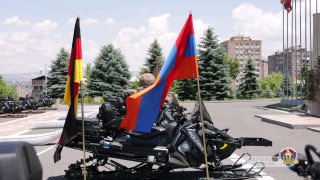 Сурен Папикян объявляет о поставке 16 немецких снегоходов для армии Армении